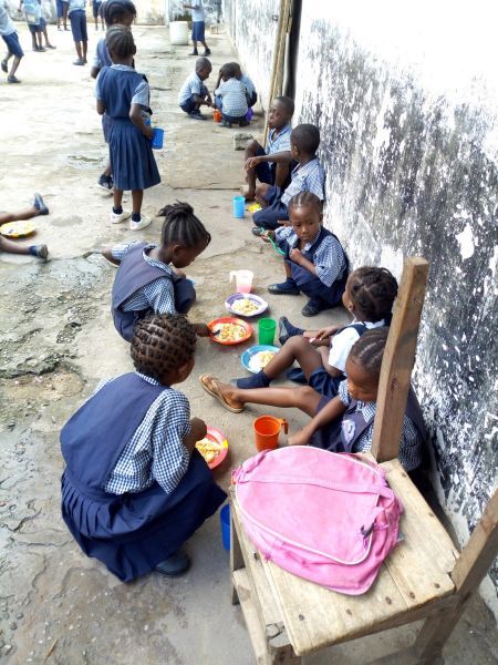 FeedingProgramm 05 06 19-kids eating (6)